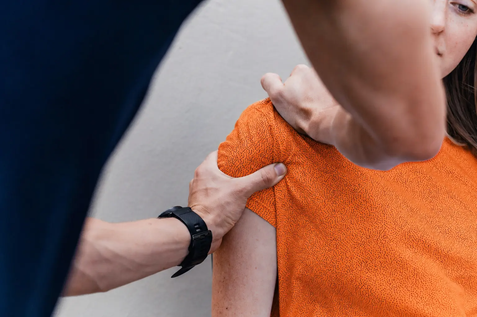 orang yang sedang dipegang pundaknya untuk pijat