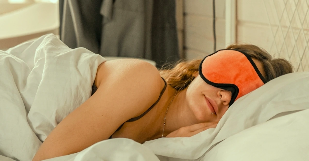 wanita tertidur lelap dengan blindfold berwarna oranye