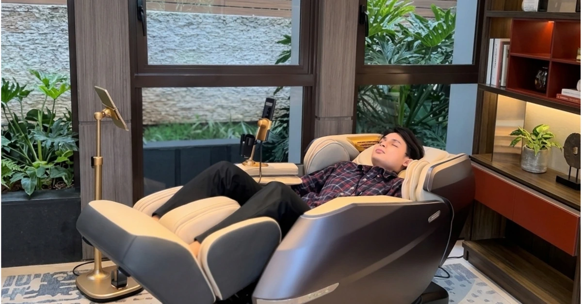 orang menggunakan fitur zero gravity di kursi pijat Perfect Health Perfection III